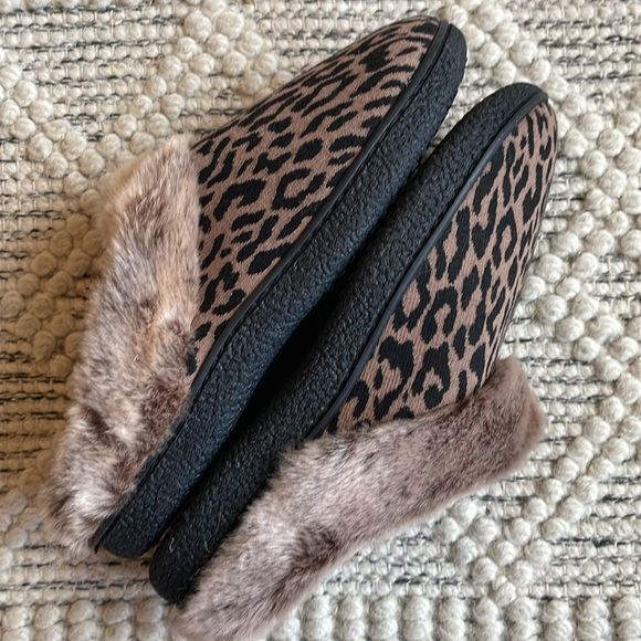 Isotoner Slippers CHEETAH Memory Foam Hoodback ECO Comfort Women’s Sz 9.5-10 NWT - Picture 5 of 12